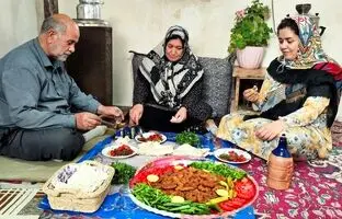 (ویدئو) طبخ تماشایی شامی کباب به سبک و سیاق بانوی روستایی ارومیه ای