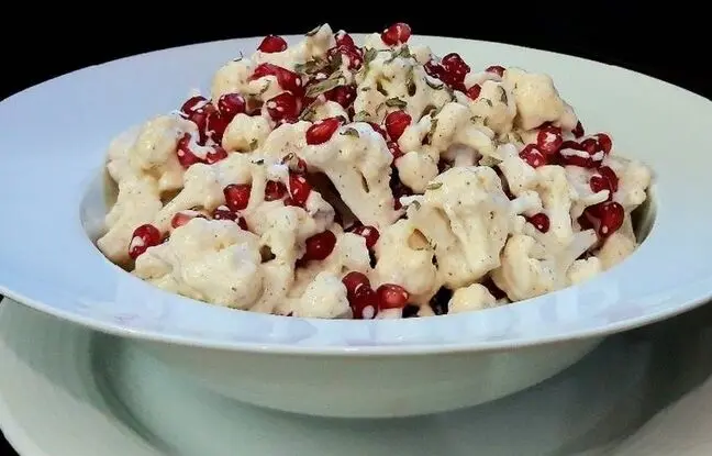 این سالاد زمستونی برای شب یلدا هم خیلی مناسبه! ترکیب گل کلم و انار معرکه‌ می‌شه!