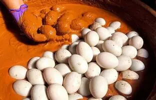 (ویدئو) فرآیند تهیه ترشی تخم اردک در خاک رس و نمک؛ خوراکی گران و عجیب تایوانی ها
