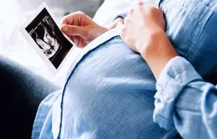 آیا زنان بالای ۴۰ سال باید قید بچه‌ دار شدن را بزنند؟