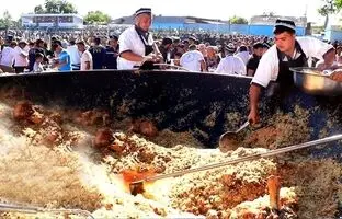 (ویدئو) غذای خیابانی در ازبکستان؛ پخت 300 کیلوگرم پلو ازبکی با گوشت