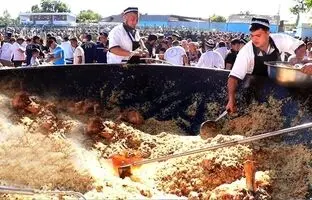 (ویدئو) غذای خیابانی در ازبکستان؛ پخت 300 کیلوگرم پلو ازبکی با گوشت