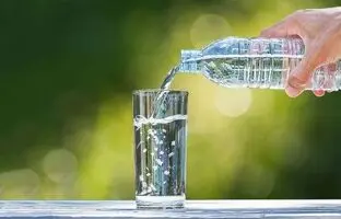 آب گازدار چه تاثیری روی بدن داره؟ مفیده یا مضر؟