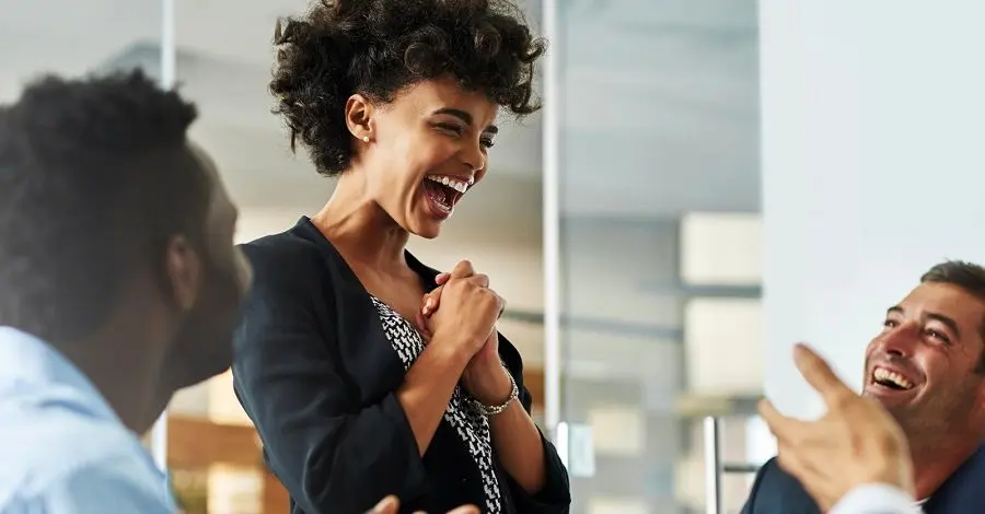 اگر می خواهید در محل کارتان محبوب شوید این رفتارها را کنار بگذارید