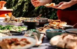 ۶ راهکار برای فرار از نفخ بعد از پرخوری در شب یلدا