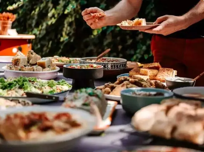 ۶ راهکار برای فرار از نفخ بعد از پرخوری در شب یلدا