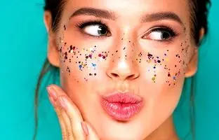 چگونه با کمترین مواد در خانه گلیتر آرایش چشم درست کنیم