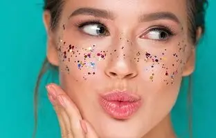 چگونه با کمترین مواد در خانه گلیتر آرایش چشم درست کنیم