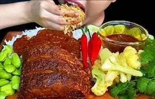 (ویدئو) غذا خوردن با صدا؛ خوردن دیدنی 1.25 کیلوگرم چلو ماهی توسط دختر مشهور تایلندی