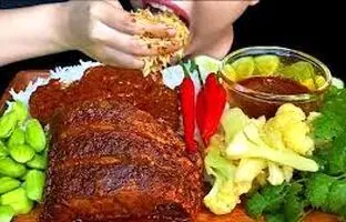 (ویدئو) غذا خوردن با صدا؛ خوردن دیدنی 1.25 کیلوگرم چلو ماهی توسط دختر مشهور تایلندی