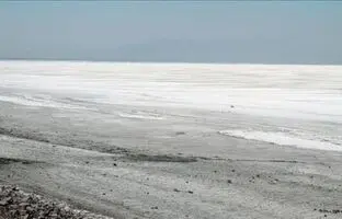 (ویدئو) تصویری هولناک از به کف رسیدن آب دریاچه سد لار تهران!