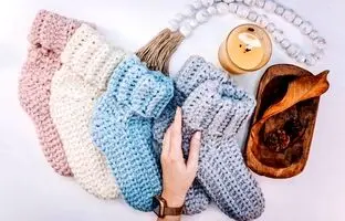 (ویدئو) آموزش بافتنی: اگه دنبال یه جوراب زمستانی ضخیم میگردی خودت اینو بباف