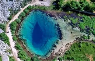 (ویدئو) چشم فیروزه ای زمین؛ یکی از عجیب ترین جاذبه های طبیعی جهان
