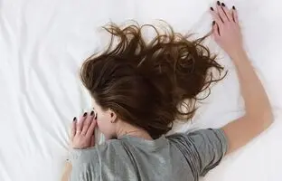 پاسخ به یک شایعه؛ آیا خوابیدن با موهای خیس ضرر دارد؟