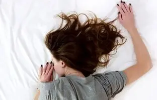 پاسخ به یک شایعه؛ آیا خوابیدن با موهای خیس ضرر دارد؟