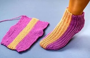 (ویدئو) آموزش بافتنی: بافت این پاپوش زمستانی دو رنگ خیلی آسونه، امتحان کن