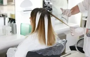 برای اینکه جوانتر به نظر برسید این رنگ موها را انتخاب کنید!