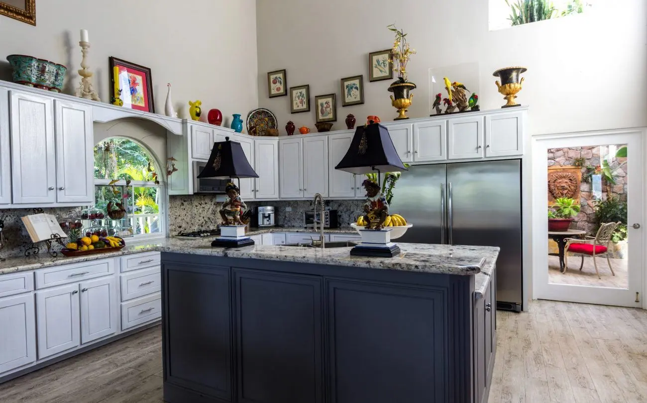 با این 10 ایده فضای خالی بالای کابینت آشپزخانه را زیبا کنید