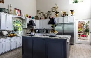 با این 10 ایده فضای خالی بالای کابینت آشپزخانه را زیبا کنید