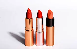 چطور مثل حرفه ای ها رژ لب بزنیم + آموزش مرحله به مرحله