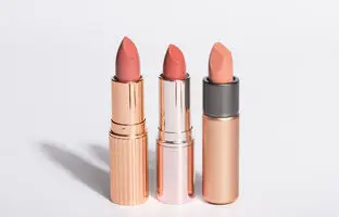 چطور مثل حرفه ای ها رژ لب بزنیم + آموزش مرحله به مرحله