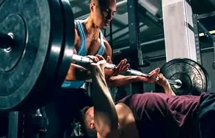 میانگین پرس سینه نیمکتی بر اساس سن، وزن و جنسیت چقدر است؟