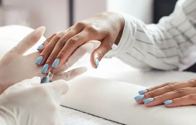 بهترین و ساده ترین روش های خانگی برای برداشتن ناخن کاشت