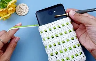 (ویدئو) آموزش بافتنی: به همین قشنگی و شیکی برای خودت کیف موبایل بباف