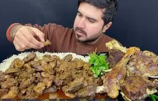 (ویدئو) خوردن دیدنی 5.25 کیلوگرم چلو جگر و گوشت توسط چهره مشهور پاکستانی