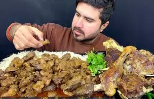 (ویدئو) خوردن دیدنی 5.25 کیلوگرم چلو جگر و گوشت توسط چهره مشهور پاکستانی