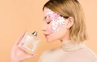 6 عطر پرفروش با رایحه شیرین برای خانم های شیک پوش
