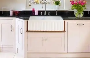 7 ترفند سازماندهی کابینت زیر سینک آشپزخانه