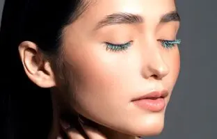 بهترین رنگ رژ لب مناسب با ریمل‌های رنگی چیه؟
