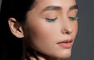 بهترین رنگ رژ لب مناسب با ریمل‌های رنگی چیه؟