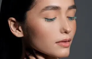 بهترین رنگ رژ لب مناسب با ریمل‌های رنگی چیه؟