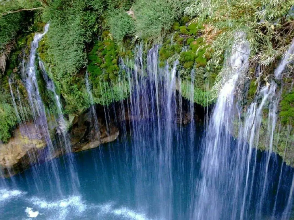 راهنمای سفر؛ عجیب ترین آبشار ایران/ آبشاری که آفت کش است