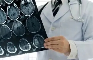 لحظه تلخ سکته پزشک مشهدی در حین طبابت + ویدئو