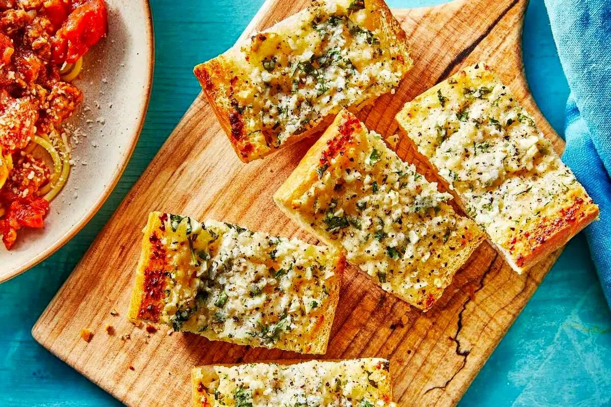 
نان سیر و گوجه فرنگی؛ یک نان خوشمزه با عطر و بوی خاص
