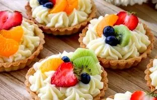 
طرز تهیه تارت کرم‌دار؛ شیرینی شیک و مجلسی
