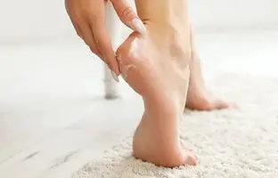 با این ۵ کرم معجزه آسا از شر ترک پا خلاص شوید!