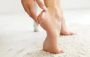 با این ۵ کرم معجزه آسا از شر ترک پا خلاص شوید!