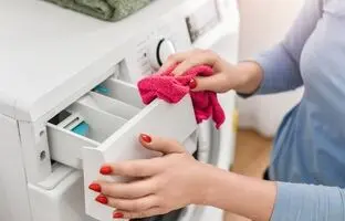 چگونه مخزن جاپودری ماشین لباسشویی را تمیز کنیم؟