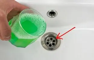 (ویدئو) گرفتگی سینک آشپزخانه را با این ترفند خانگی ساده برطرف کنید