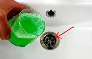 (ویدئو) گرفتگی سینک آشپزخانه را با این ترفند خانگی ساده برطرف کنید