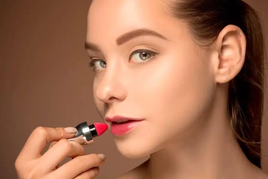 5 اشتباه در رژ لب زدن که سن شما را بالاتر نشان می دهد