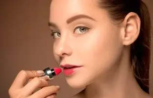 5 اشتباه در رژ لب زدن که سن شما را بالاتر نشان می دهد
