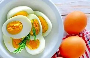 (ویدئو) ترفند جالب برای پوست کندن راحت تخم‌مرغ آب‌پز