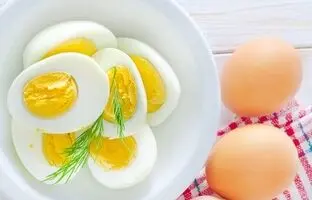 (ویدئو) ترفند جالب برای پوست کندن راحت تخم‌مرغ آب‌پز