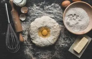 علت چسبندگی خمیر + راه حل رفع چسبیدن خمیر نان به دست