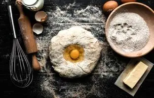 علت چسبندگی خمیر + راه حل رفع چسبیدن خمیر نان به دست